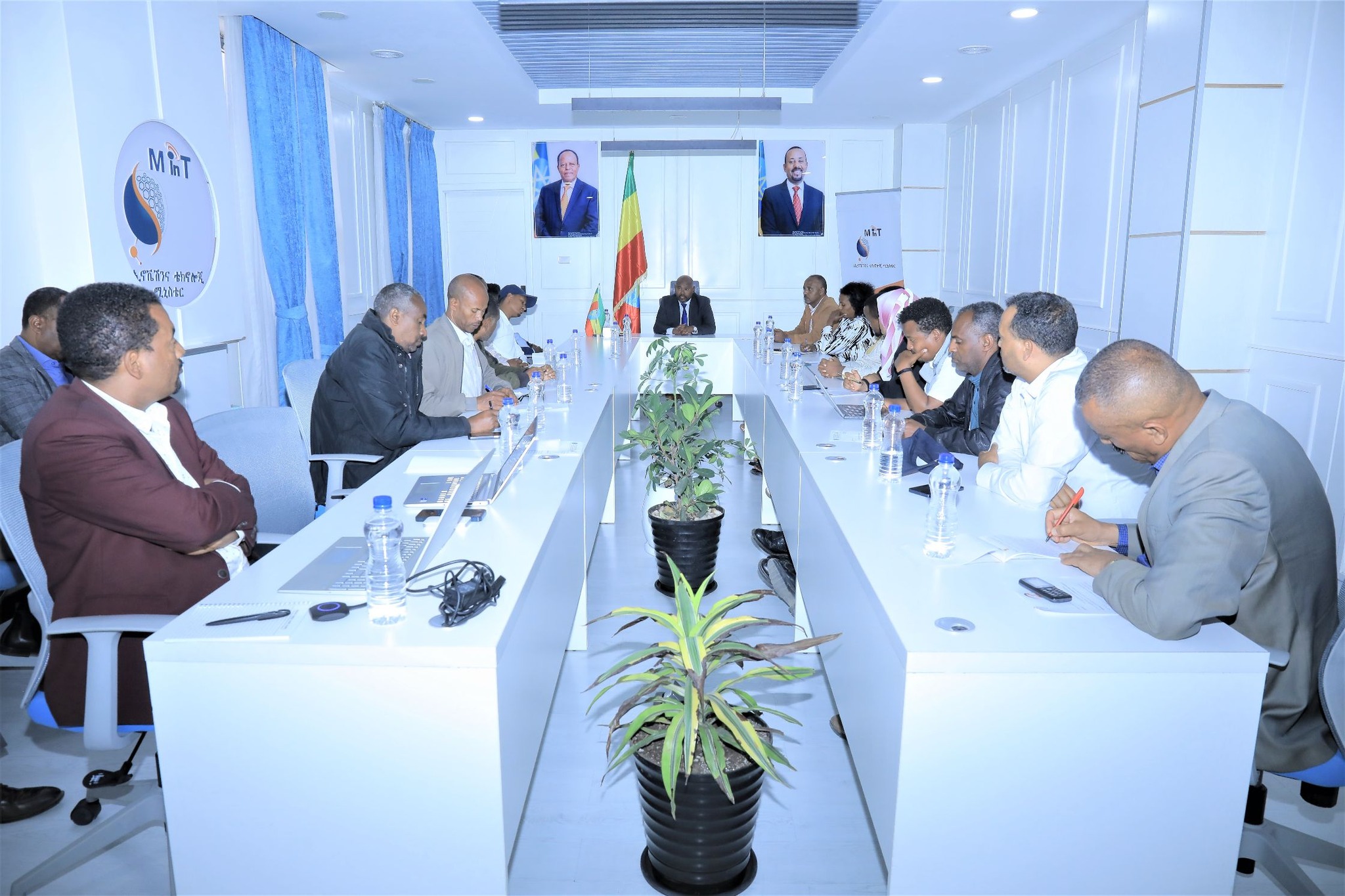 በአምስት ሚሊዮን ኢትዮጵያን ኮደርስ ኢኒሼቲቭ በሀገር ደረጃ 422,842 ሰዎች ስልጠናውን እየወሰዱ ነው።  ዶ/ር በለጠ ሞላ