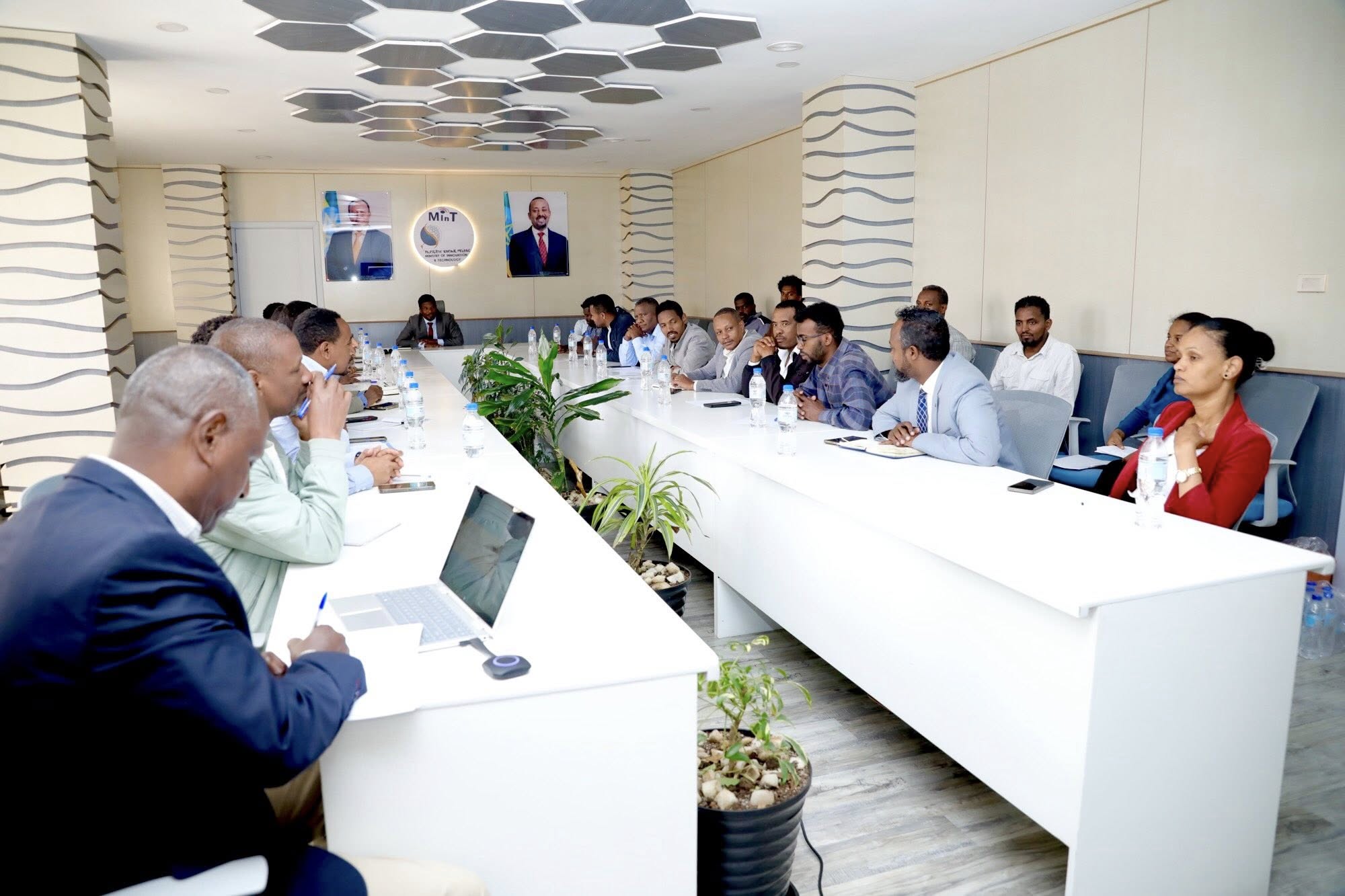 በኢትዮጵያ የኤሌክትሪክ ተሽከርካሪ ቴክኖሎጂ ልማትን የሚያፋጥን የምርምርና ኢኖቬሽን ክላስተር የባለድርሻ አካላት የምክክር መድረክ ተካሄደ።