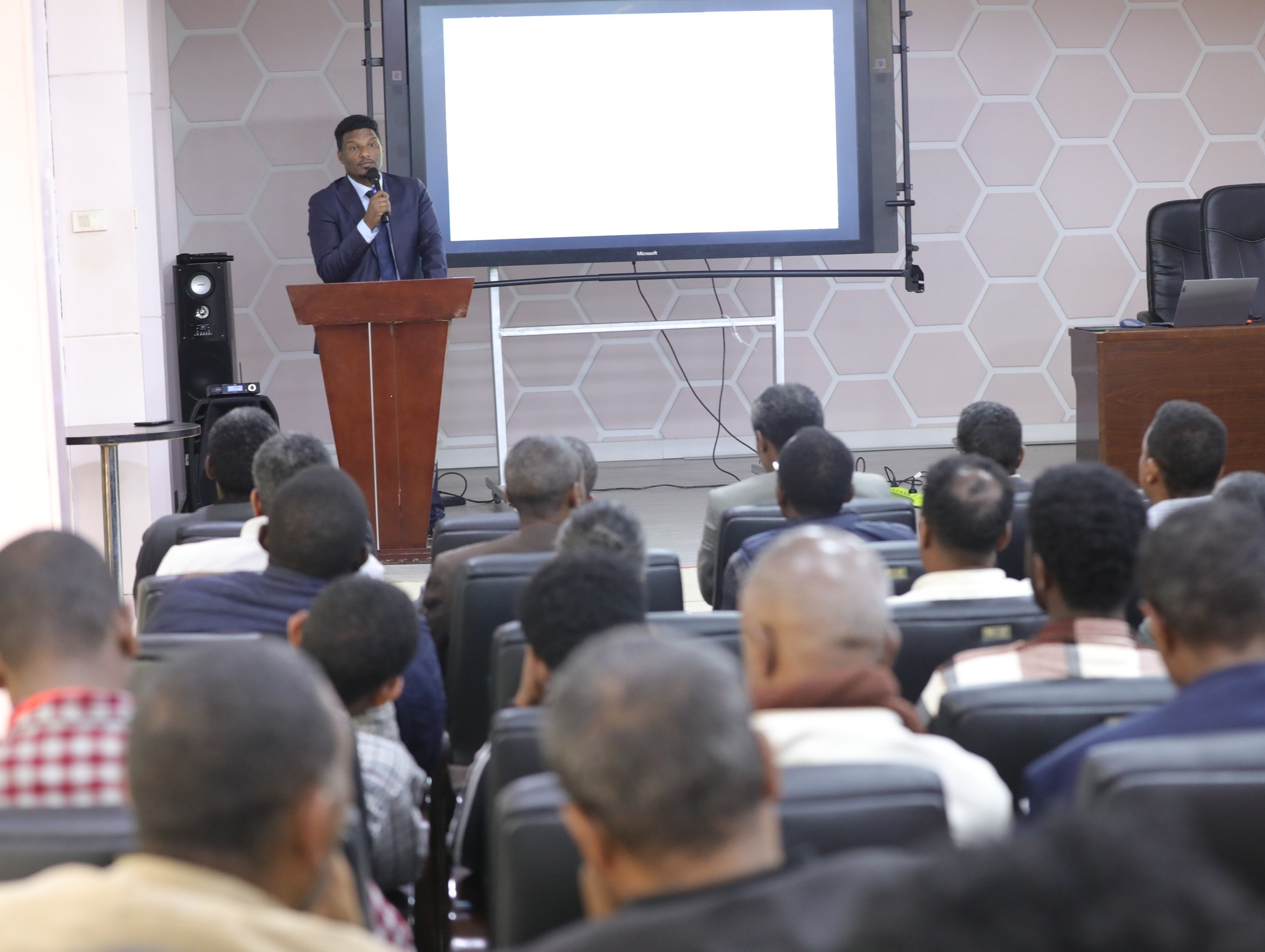 የአለም የኢኮኖሚ ግስጋሴ መዘወሪያ የሆነውን የቴክኖሎጂ እውቀትን በመታጠቅ ቀጣይነት ያለው የሀገራችንን ሁለንተናዊ እድገት ልናረጋግጥ ይገባል ዶ/ር ባይሳ በዳዳ፡፡
