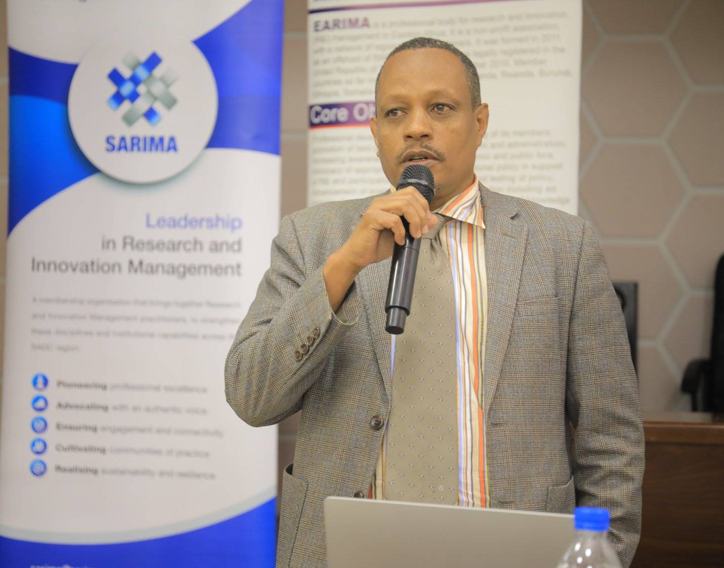ከኢኖቬሽንና ቴክኖሎጂ ሚኒስቴር እና ተጠሪ ተቋማት ለተውጣጡ ተመራማሪዎች እና የስራ ኃላፊዎች የምርምር አቅምን የሚያጎለብት ስልጠና ተሰጠ::